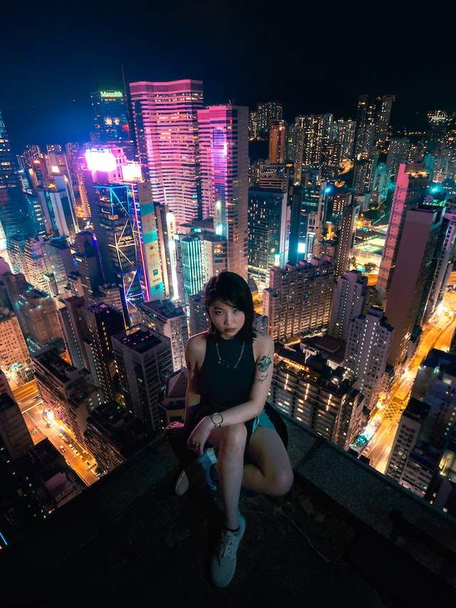 Girl in photo with city skyline